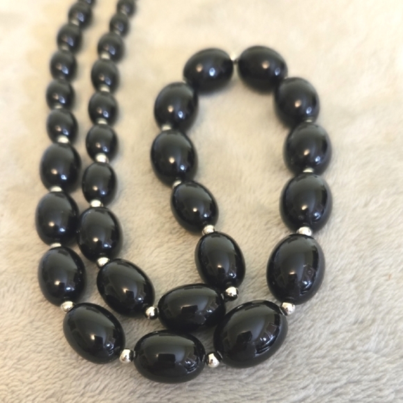 #602 Vintage MONET Black Beaded Necklace 13 In. - Picture 2 of 2